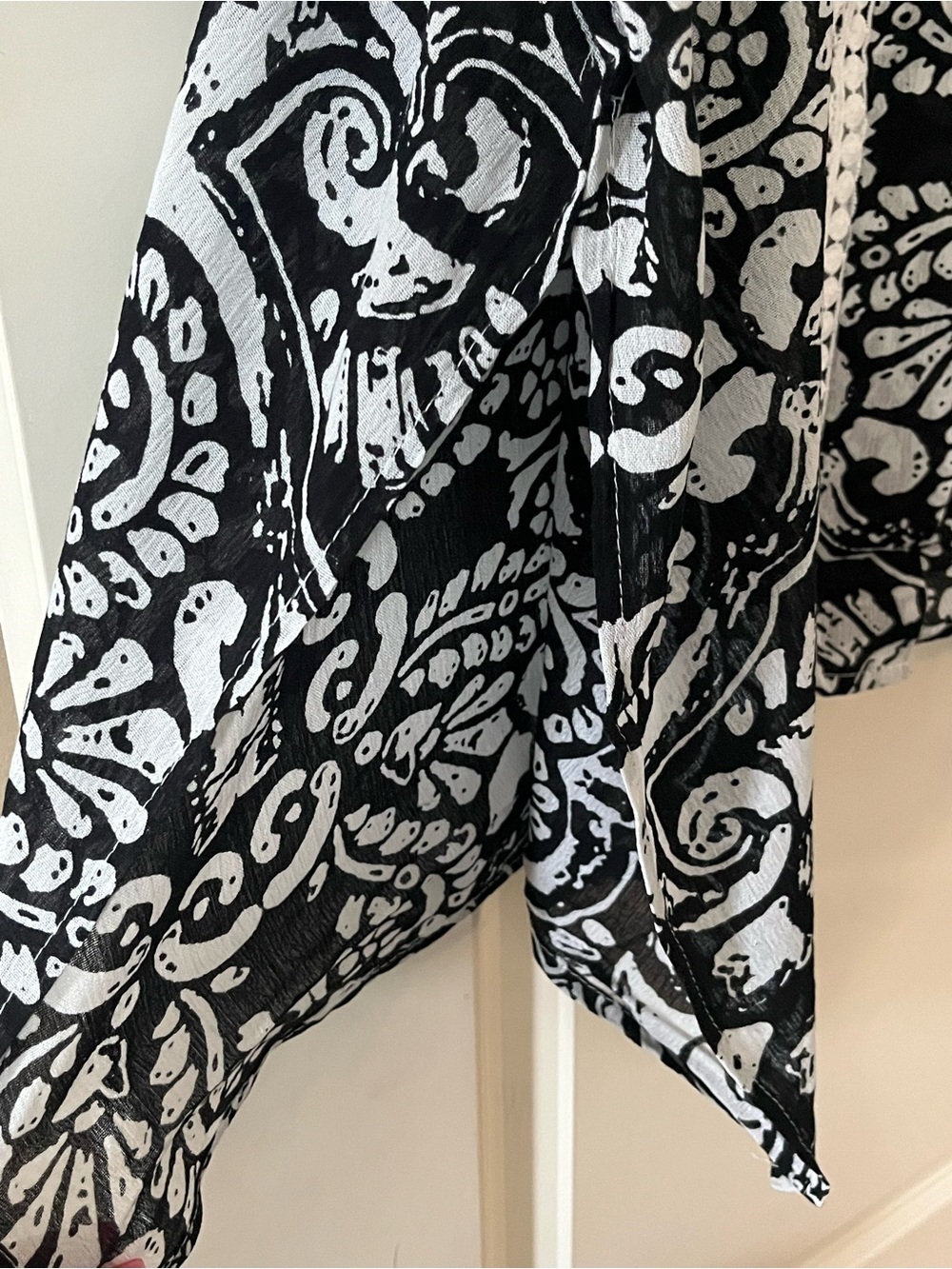 Vince Camuto Lace-Trim Black and White Kimono Wrap OSFM - Picture 10 of 15